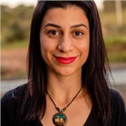 Professora de informática para softwares de organização e anúncios online